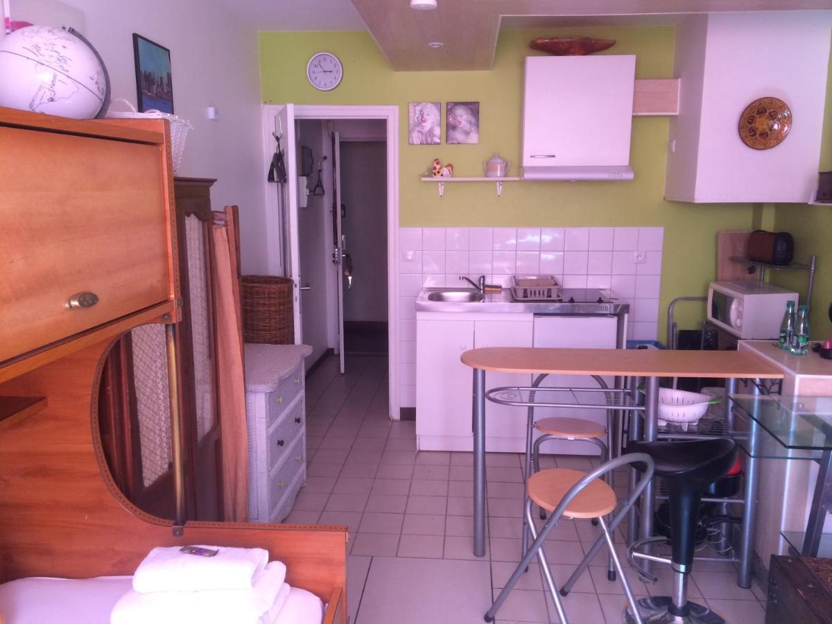 Studio Pigalle De 25 M2 - 2 Lits Simples Type Gigogne Pour 2 Personnes - Coeur Touristique De Paris - 2 Minutes De La Station Metro Pigalle ,Petit Train Vers La Butte Montmartre-Cabarets Moulin Rouge,Chez Michou-Restaurants Bouillon Pigalle,Berliner Luaran gambar