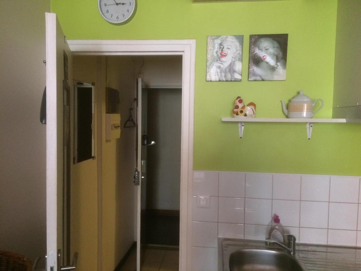 Studio Pigalle De 25 M2 - 2 Lits Simples Type Gigogne Pour 2 Personnes - Coeur Touristique De Paris - 2 Minutes De La Station Metro Pigalle ,Petit Train Vers La Butte Montmartre-Cabarets Moulin Rouge,Chez Michou-Restaurants Bouillon Pigalle,Berliner Luaran gambar