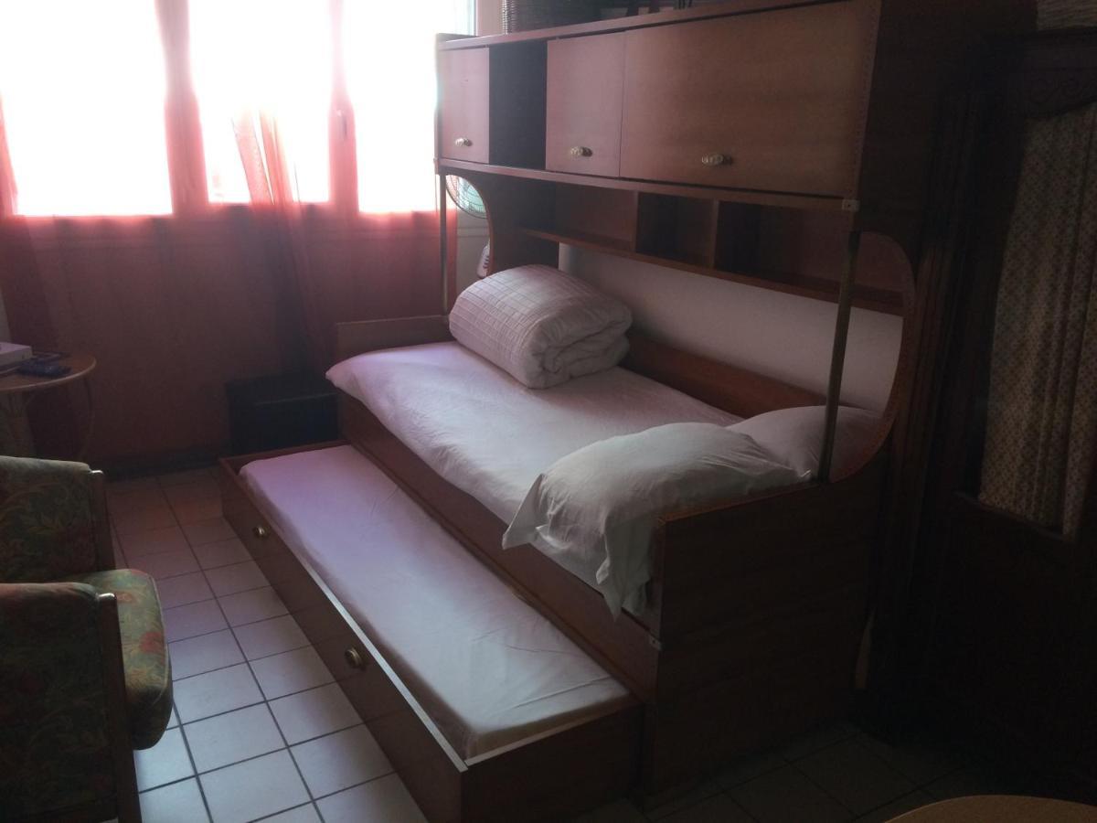 Studio Pigalle De 25 M2 - 2 Lits Simples Type Gigogne Pour 2 Personnes - Coeur Touristique De Paris - 2 Minutes De La Station Metro Pigalle ,Petit Train Vers La Butte Montmartre-Cabarets Moulin Rouge,Chez Michou-Restaurants Bouillon Pigalle,Berliner Luaran gambar