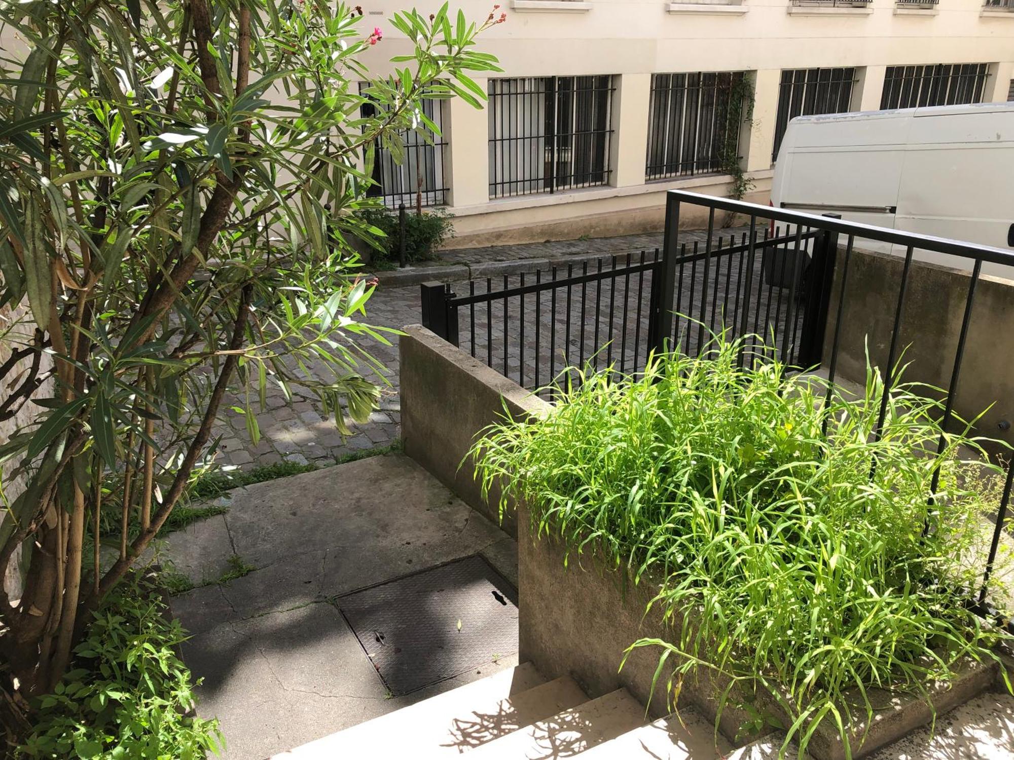 Studio Pigalle De 25 M2 - 2 Lits Simples Type Gigogne Pour 2 Personnes - Coeur Touristique De Paris - 2 Minutes De La Station Metro Pigalle ,Petit Train Vers La Butte Montmartre-Cabarets Moulin Rouge,Chez Michou-Restaurants Bouillon Pigalle,Berliner Luaran gambar