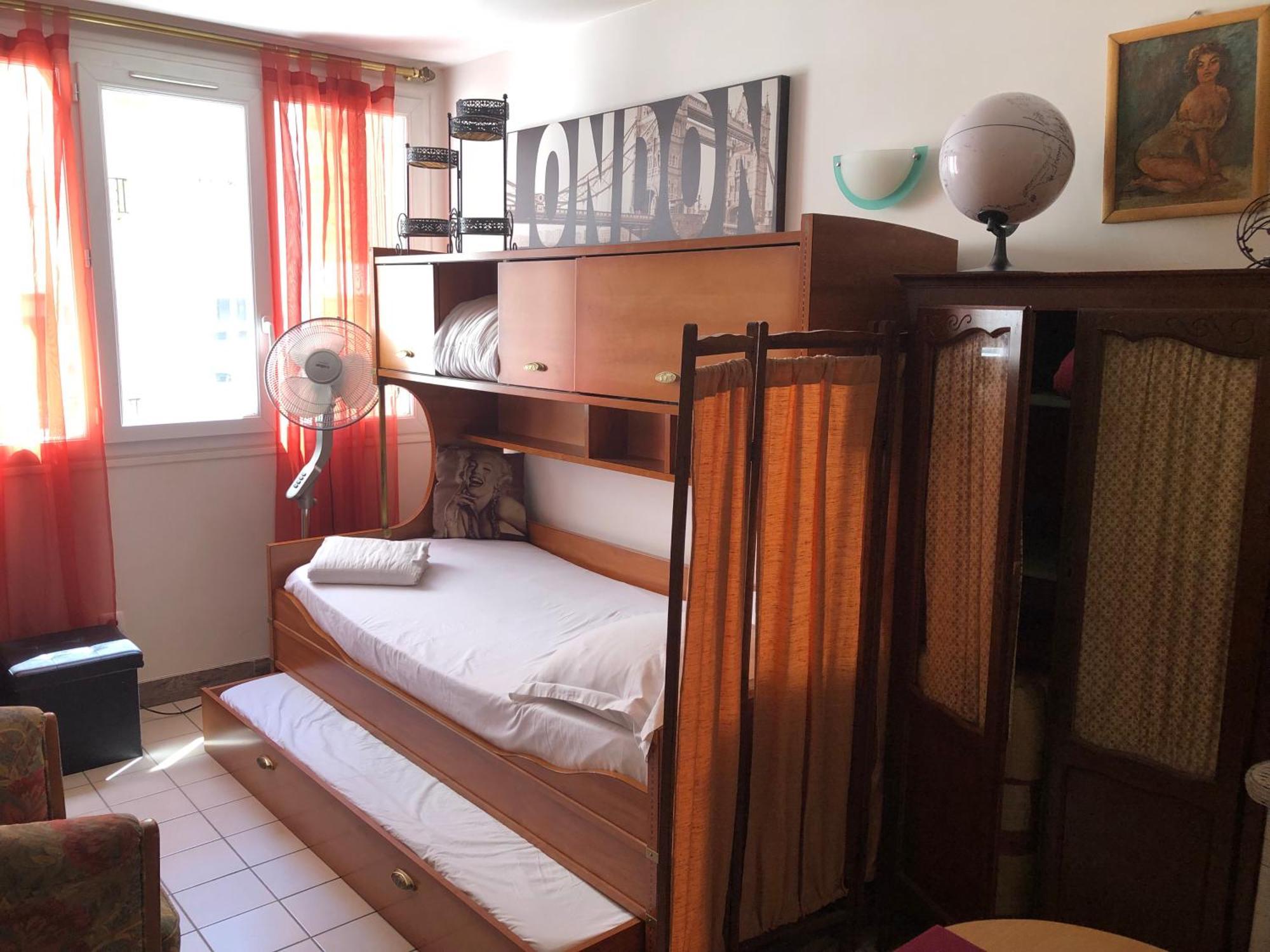 Studio Pigalle De 25 M2 - 2 Lits Simples Type Gigogne Pour 2 Personnes - Coeur Touristique De Paris - 2 Minutes De La Station Metro Pigalle ,Petit Train Vers La Butte Montmartre-Cabarets Moulin Rouge,Chez Michou-Restaurants Bouillon Pigalle,Berliner Luaran gambar