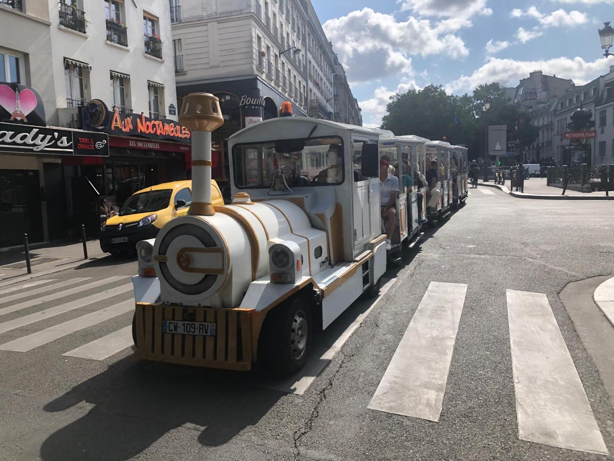Studio Pigalle De 25 M2 - 2 Lits Simples Type Gigogne Pour 2 Personnes - Coeur Touristique De Paris - 2 Minutes De La Station Metro Pigalle ,Petit Train Vers La Butte Montmartre-Cabarets Moulin Rouge,Chez Michou-Restaurants Bouillon Pigalle,Berliner Luaran gambar