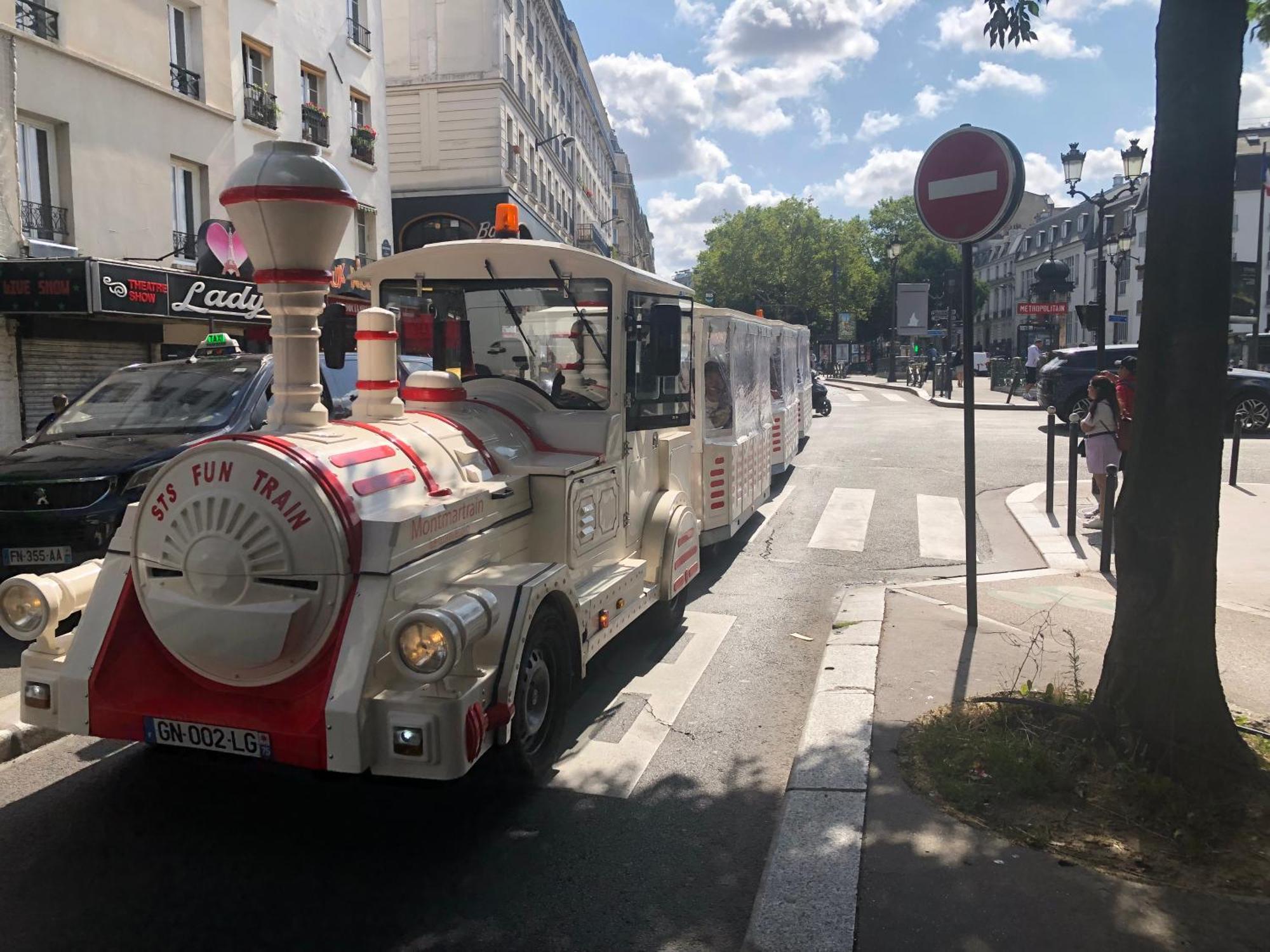 Studio Pigalle De 25 M2 - 2 Lits Simples Type Gigogne Pour 2 Personnes - Coeur Touristique De Paris - 2 Minutes De La Station Metro Pigalle ,Petit Train Vers La Butte Montmartre-Cabarets Moulin Rouge,Chez Michou-Restaurants Bouillon Pigalle,Berliner Luaran gambar