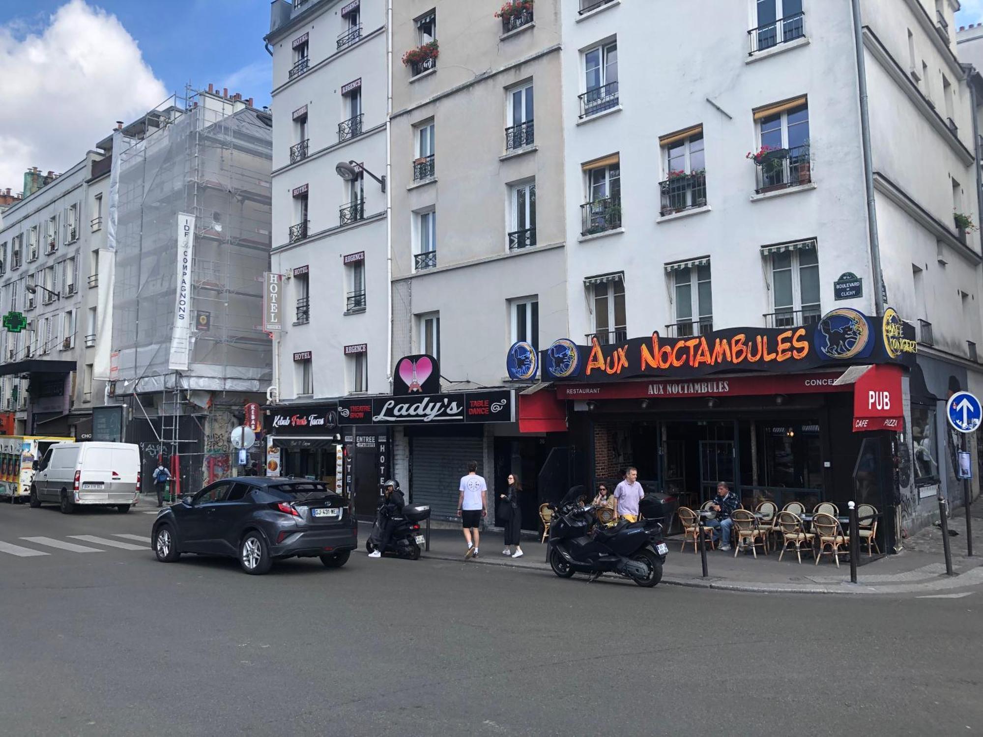 Studio Pigalle De 25 M2 - 2 Lits Simples Type Gigogne Pour 2 Personnes - Coeur Touristique De Paris - 2 Minutes De La Station Metro Pigalle ,Petit Train Vers La Butte Montmartre-Cabarets Moulin Rouge,Chez Michou-Restaurants Bouillon Pigalle,Berliner Luaran gambar