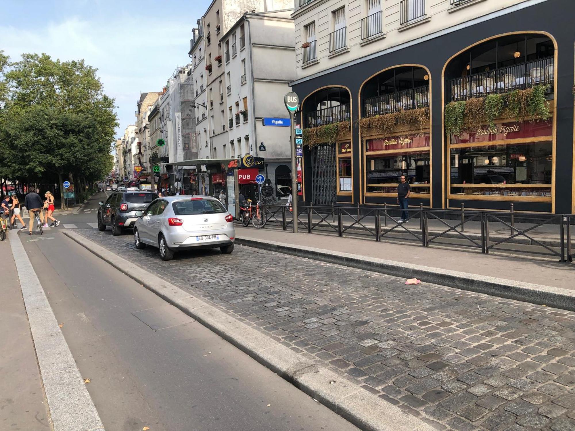 Studio Pigalle De 25 M2 - 2 Lits Simples Type Gigogne Pour 2 Personnes - Coeur Touristique De Paris - 2 Minutes De La Station Metro Pigalle ,Petit Train Vers La Butte Montmartre-Cabarets Moulin Rouge,Chez Michou-Restaurants Bouillon Pigalle,Berliner Luaran gambar