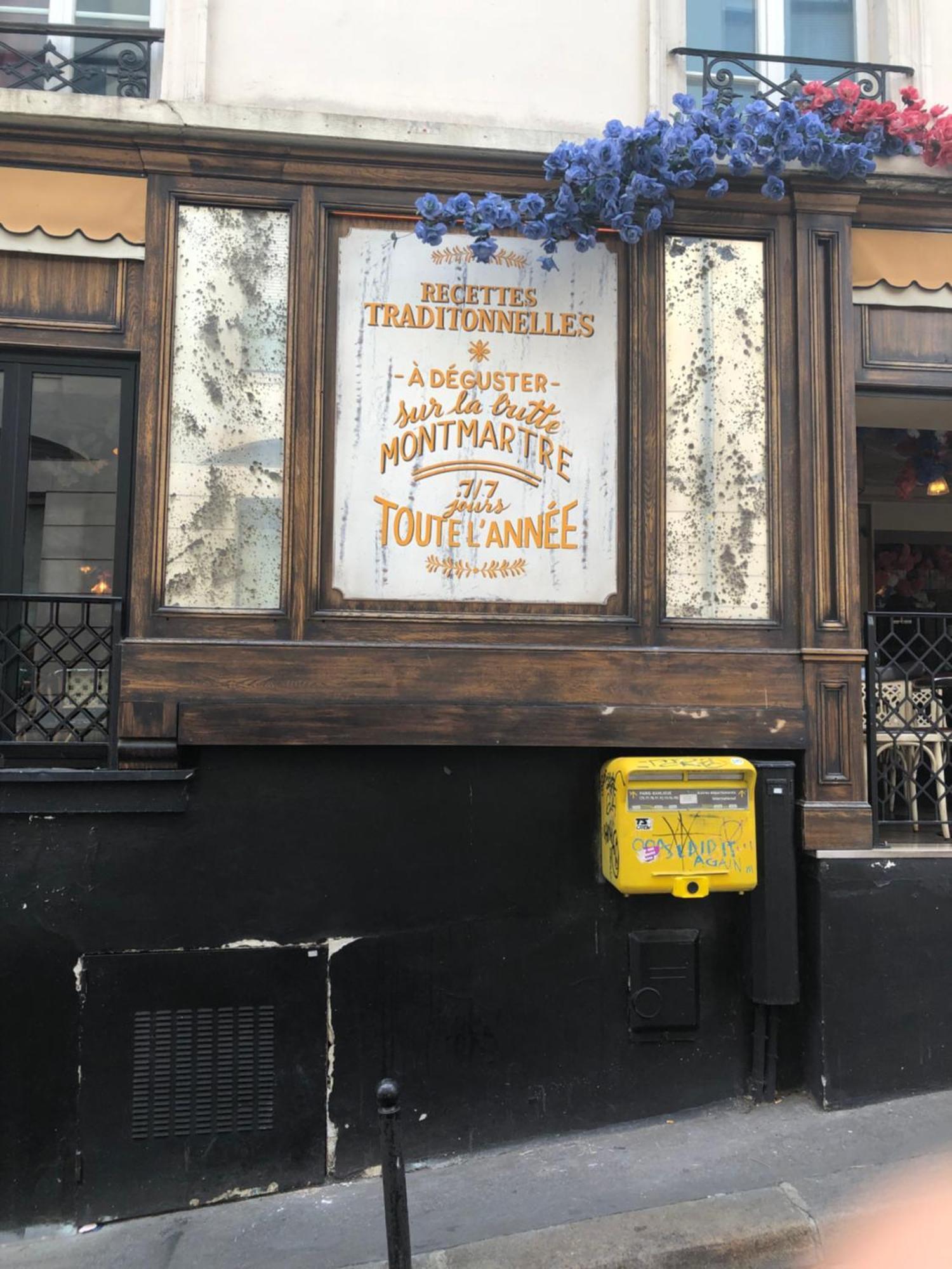 Studio Pigalle De 25 M2 - 2 Lits Simples Type Gigogne Pour 2 Personnes - Coeur Touristique De Paris - 2 Minutes De La Station Metro Pigalle ,Petit Train Vers La Butte Montmartre-Cabarets Moulin Rouge,Chez Michou-Restaurants Bouillon Pigalle,Berliner Luaran gambar
