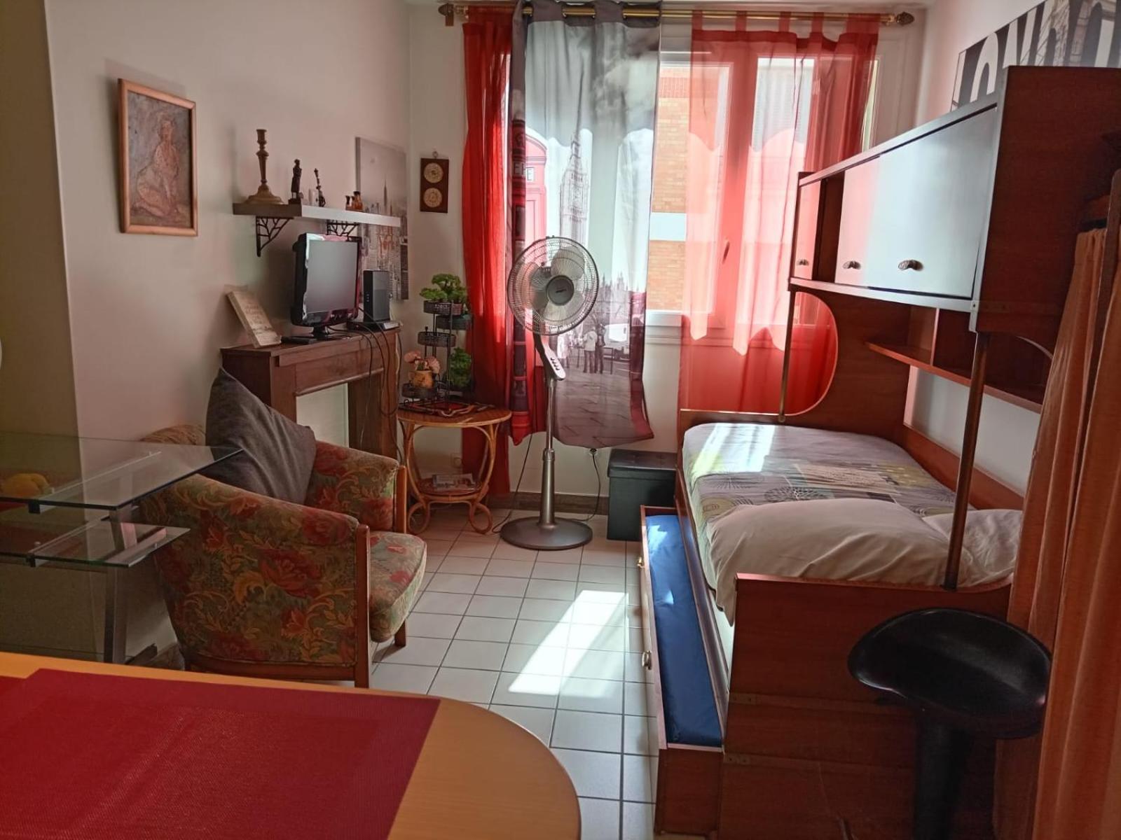 Studio Pigalle De 25 M2 - 2 Lits Simples Type Gigogne Pour 2 Personnes - Coeur Touristique De Paris - 2 Minutes De La Station Metro Pigalle ,Petit Train Vers La Butte Montmartre-Cabarets Moulin Rouge,Chez Michou-Restaurants Bouillon Pigalle,Berliner Luaran gambar