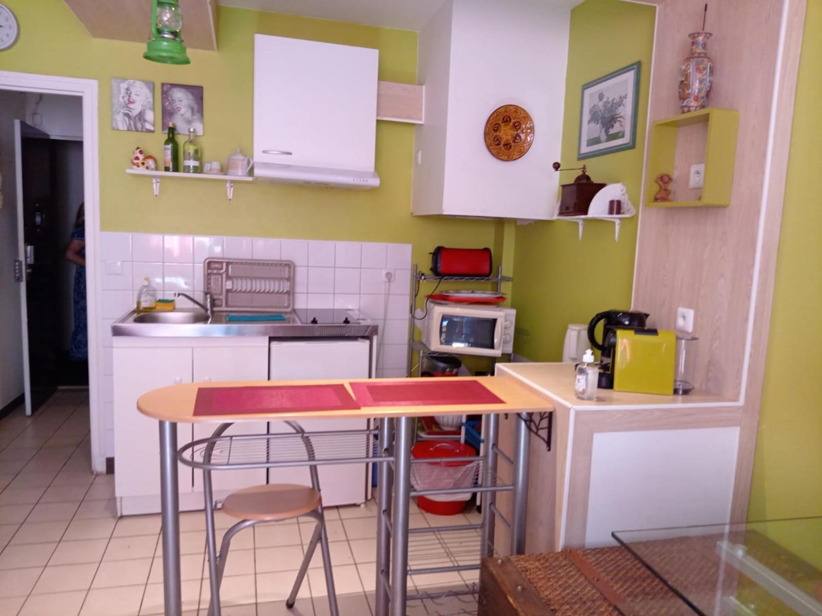 Studio Pigalle De 25 M2 - 2 Lits Simples Type Gigogne Pour 2 Personnes - Coeur Touristique De Paris - 2 Minutes De La Station Metro Pigalle ,Petit Train Vers La Butte Montmartre-Cabarets Moulin Rouge,Chez Michou-Restaurants Bouillon Pigalle,Berliner Luaran gambar