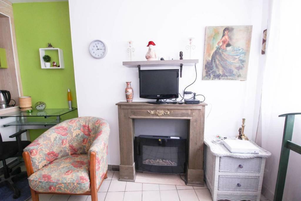 Studio Pigalle De 25 M2 - 2 Lits Simples Type Gigogne Pour 2 Personnes - Coeur Touristique De Paris - 2 Minutes De La Station Metro Pigalle ,Petit Train Vers La Butte Montmartre-Cabarets Moulin Rouge,Chez Michou-Restaurants Bouillon Pigalle,Berliner Luaran gambar