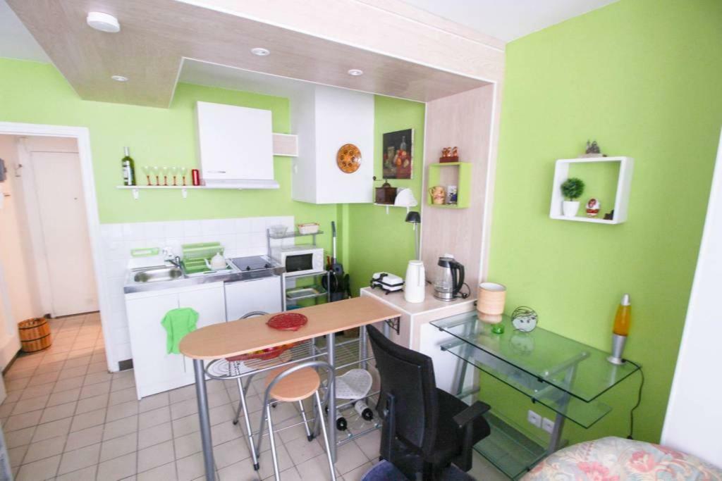 Studio Pigalle De 25 M2 - 2 Lits Simples Type Gigogne Pour 2 Personnes - Coeur Touristique De Paris - 2 Minutes De La Station Metro Pigalle ,Petit Train Vers La Butte Montmartre-Cabarets Moulin Rouge,Chez Michou-Restaurants Bouillon Pigalle,Berliner Luaran gambar